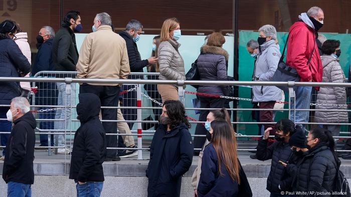 Une file d'attente de personnes attendant de recevoir un vaccin contre le COVID-19