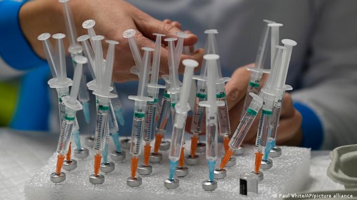 Ein Mediziner in Madrid bereitet Impf-Spritzen vor. 