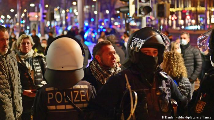 Almanya'nın çeşitli kentleri aşı zorunluluğu ve hükümetin korna önlemlerine yönelik protestolara sahne oluyor.