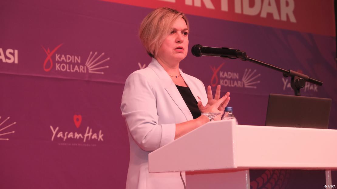 Parti taslağını CHP Genel Sekreteri Selin Sayek Böke açıkladı. Böke bir etkinliket konuşuyor. 