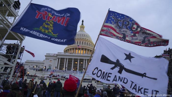 Extremistas do Proud Boys condenados por ataque ao Capitólio .