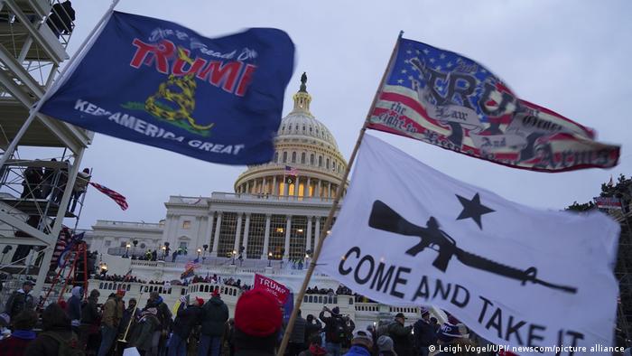 USA I Mit martialischen Sprüchen marschieren radikale Trump-Anhänger am 6. Januar zum Kapitol 