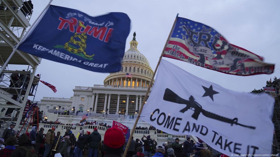 Bandeiras de apoiadores de Trump e dos Proud Boys em frente ao Capitólio durante ataque