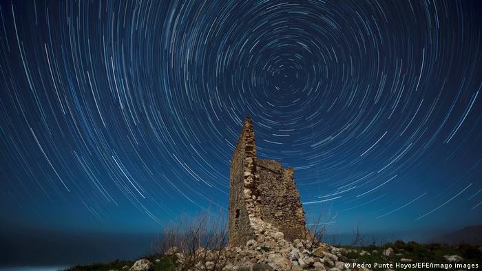 BdTD Spanien | Nachthimmel über den Ruinen vom San Telmo Turm in Ubiarco