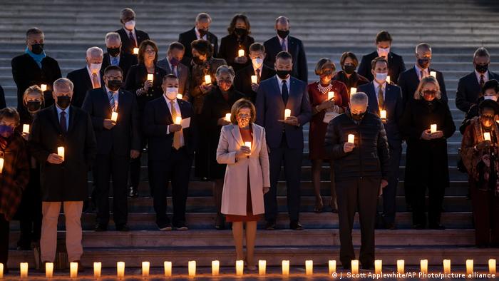 أمام مبنى الكابيتول في واشنطن وقف أعضاء في الكونغرس الأمريكي بالشموع تكريما لضحايا جائحة كورونا (14/12/2021)