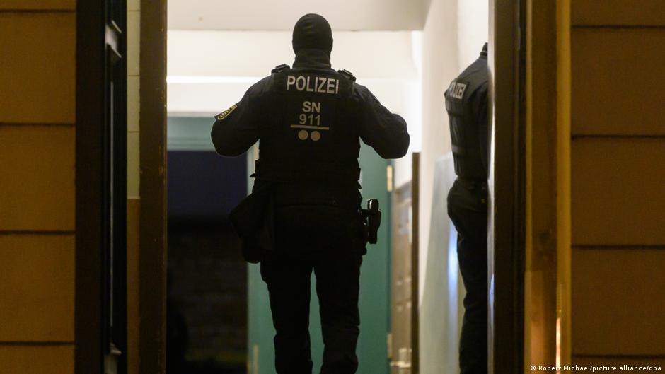 Germany: Police raid anti-vax group over alleged assassination plot | News | DW - Vimarsana News
