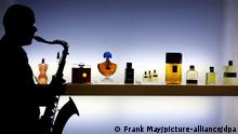 Ein Saxophonist tritt am 5.3.2004 in Frankfurt bei der Verleihung der FiFi-Awards, der Oscars der Parfümbranche, vor einer Stellfläche für Parfüm-Flakons auf. Bei der Veranstaltung trafen sich neben zahlreichen Prominenten die Chefs der großen internationalen Parfümhersteller. Seit 1993 wird der FiFi in Deutschland nach dem Votum einer Jury vergeben: das amerikanische Pendant gibt es schon seit den 70er Jahren. 2004 gab es erstmals auch einen Public FiFi, der nach Veranstalterangaben von etwa 50000 Menschen per Internet gewählt wurde. Zur Wahl standen 32 Parfüms, das Rennen machte bei den Herrendüften Echo von Davidoff, bei den Frauen lag Pure von Jil Sander in der Publikumsgunst vorn.