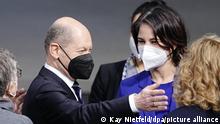 Bundeskanzler Olaf Scholz (SPD) und Annalena Baerbock (Bündnis 90/Die Grünen), Außenministerin, nehmen an der Sitzung des Bundestags teil. Thema ist die Regierungserklärung des Bundeskanzlers. +++ dpa-Bildfunk +++