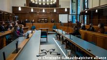 Die Prozessbeteiligten sitzen im Gerichtssaal beim Tiergartenmord Prozess. Mehr als zwei Jahre nach den tödlichen Schüssen auf einen Georgier tschetschenischer Abstammung mitten in Berlin ist ein 56-jähriger Russe zu lebenslanger Haft verurteilt worden.