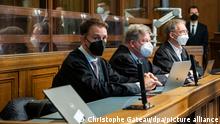 Die Anwälte des Angeklagten, Christian Koch (l-r), Ingmar Pauli und Robert Unger sitzen im Gerichtssaal beim Tiergartenmord Prozess. Mehr als zwei Jahre nach den tödlichen Schüssen auf einen Georgier tschetschenischer Abstammung mitten in Berlin ist ein 56-jähriger Russe zu lebenslanger Haft verurteilt worden.