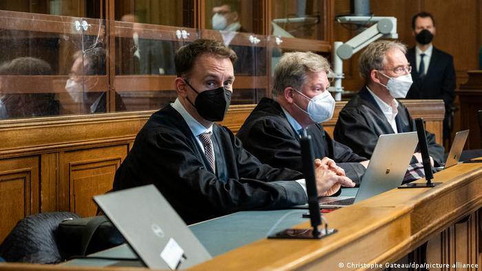Abogados del acusado, durante el juicio.