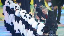 (190917) -- BEIJING, Sept. 17, 2019 () -- International Olympic Committee (IOC) president Thomas Bach (R) talks with young actors during the 2022 Beijing Winter Olympic and Paralympic Games mascot launch ceremony in Beijing, capital of China, Sept. 17, 2019. (/Li Ming)