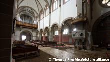 02.08.2021 - Der Innenraum der Rosenkranz-Kirche ist stark beschädigt. Zweieinhalb Wochen nach der Hochwasserkatastrophe laufen die Aufräumarbeiten auf Hochtouren.