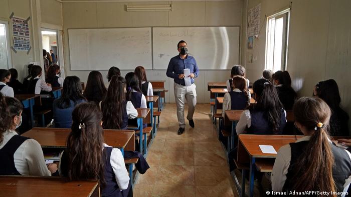 تلميذات إيزيديات في مدرسة بمخيم للنازحين - صورة بتاريخ 1 نوفمبر 2021