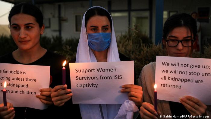 إيزيديات يحملن الشموع مطالبات بتحرير بحماية بنات جنسهن من داعش خلال تجمع للإيزيديين في دهوك - صورة بتاريخ 3 أغسطس 2020