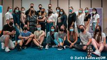 Gruppenfoto von jungen Medienschaffenden mit Mund-Nase-Masken, entstanden im August 2021