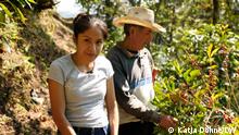 Anayanshy Oltehua Tezoco, Josuas Schwester. Auch sie hat 1 Hektar Land, auf dem sie Kaffee anbaut. Die Familie bewirtschaftet die Kaffeeplantagen seit Generationen. Im Hintergrund ist Anayanshy’s Vater zu sehen.