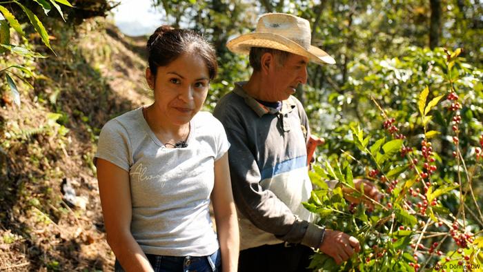 Anayanshy Oltehua Tezoco, hermana de Josías, y su padre.