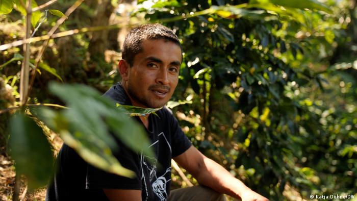 Josias Oltehua Tezoco, caficultor de Zongolica, Veracruz. Varios miembros de su familia dirigen pequeñas plantaciones de café. 