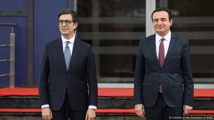 Präsident Nordmazedoniens Stevo Pendarovski und der Prämierminister Kosovos Albin Kurti