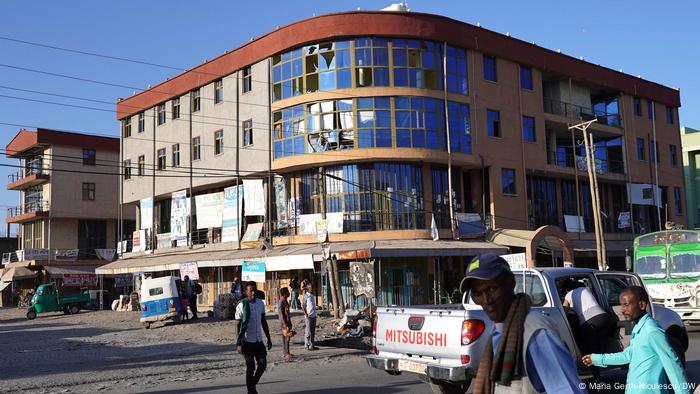 Autos und Passanten Shewa Robit, Bundesstaat Amhara (Foto: Maria Gerth-Niculescu)