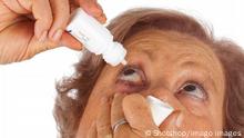seniorin,auge,augentropfen,senior,senioren,seniorinnen,augen,tropfen *** senior,eye,eye drops,elderly,old,seniors,eyes 1un-gxg ,model released, Symbolfoto