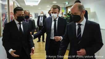 Президент Украины Владимир Зеленский, президент Франции Эмманюэль Макрон и канцлер Германии Олаф Шольц на саммите Восточного партнерства в Брюсселе