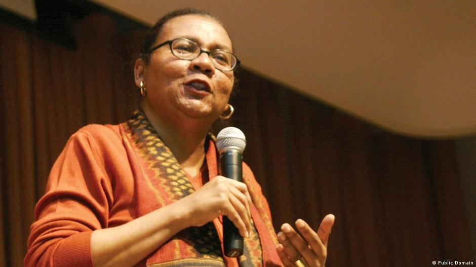 US author and feminist bell hooks dies at 69 | News | DW - Vimarsana News