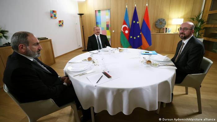Переговори між президентом Азербайджану Ільхамом Алієвим і прем'єр-міністром Вірменії Ніколом Пашиняном у Брюсселі