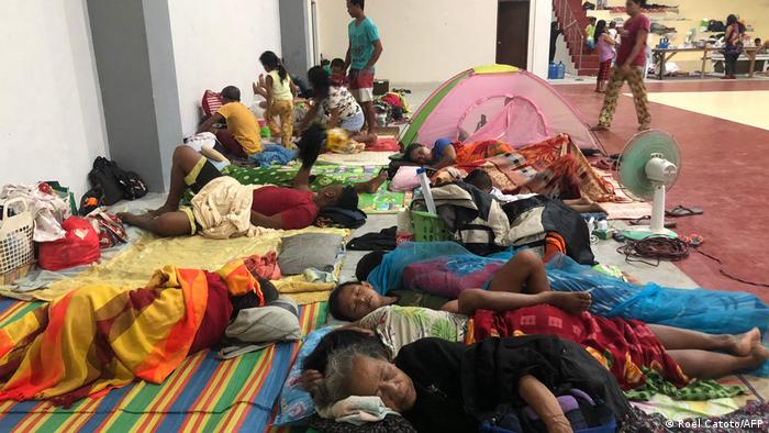 Am bestem im Schlaf den Wirbelsturm überstehen: Blick in ein provisorisches Aufnahmezentrum auf der Insel Siargao