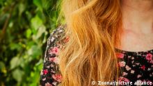Shoulders shot of red haired lady in summer dress, joyful summertime. || Modellfreigabe vorhanden