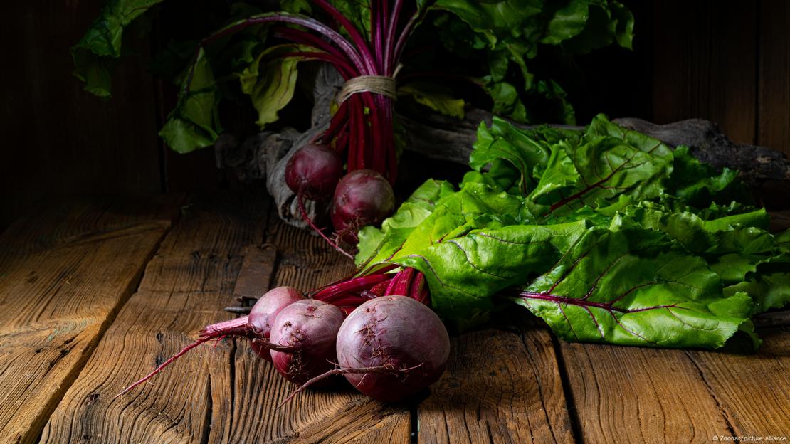 Las verduras de hoja verde y la remolacha son identificadas como fuentes importantes de nitratos que el organismo transforma en óxido nítrico, compuesto fundamental para la erección.