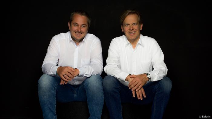Christoph Gardlo (COO) links und Christian Hövelhaus (CEO) rechts vom Unternehmen Esforin
