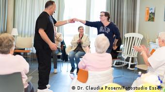 Фарид Цитум танцует с пациенткой