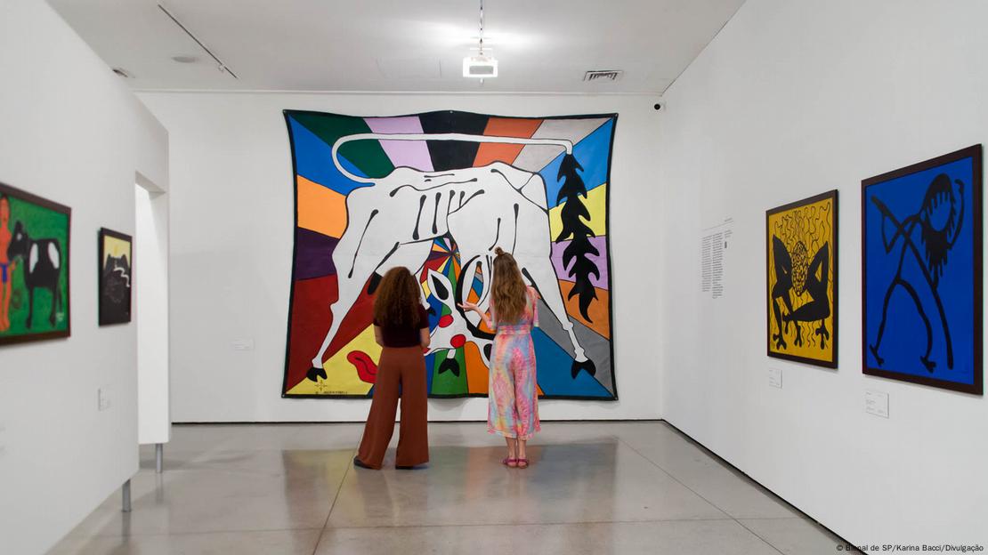 Duas visitantes observam quadro na Bienal de São Paulo
