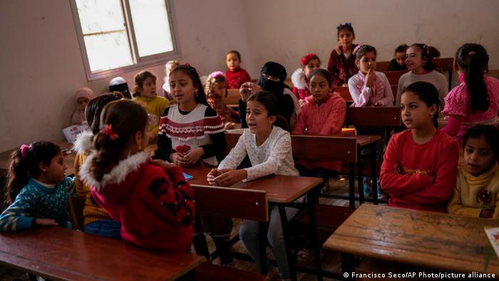 Las niñas sirias en este aula de clases se encuentran entre las afortunadas. Mientras muchos niños en edad escolar viven en la provincia de Idlib, hay una falta generalizada de escuelas y personal docente. Esta escuela temporal está ubicada en Sarmada, en las afueras de Idlib, y está dirigida por la Media Luna Roja turca.
