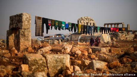 С отказа си да допусне преминаването на хуманитарни помощи през