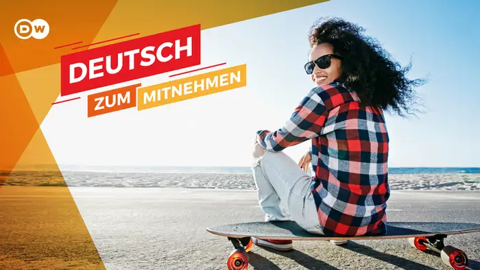 Una joven está sentada en una tabla de skate en la playa. A la izquierda, hay un letrero que dice Deutsch zum Mitnehmen.