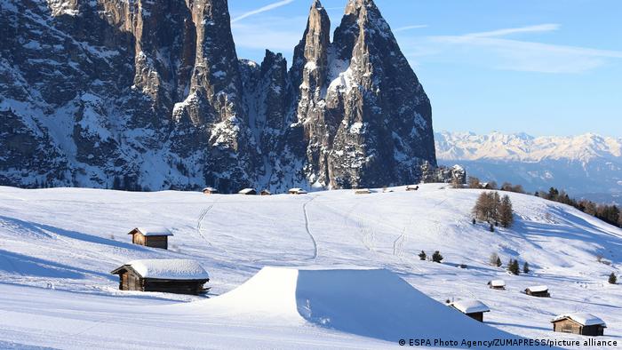 Vallée couverte de neige avec des huttes d'alimentation du bétail à Val Gardena, Italie