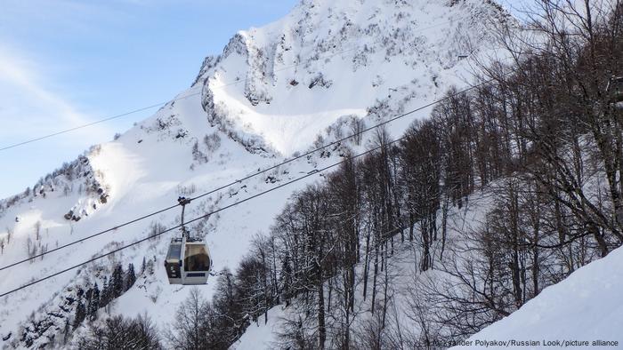 Un téléphérique sur les pentes enneigées de Rosa Khutor, Russie 