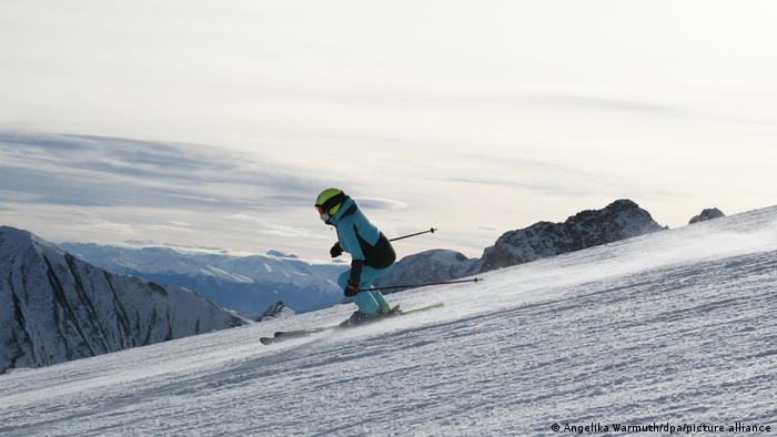 Somone à skis descendant une pente sur la Zugspitze, Allemagne