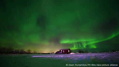 Grün leuchtende Nordlichter auf Island