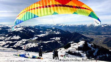 Paraglider vor dem Start von der Hohen Salve in Tirol, Österreich