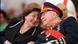 Lucia Hiriart hace confidencias sonriente a su esposo, Augusto Pinochet