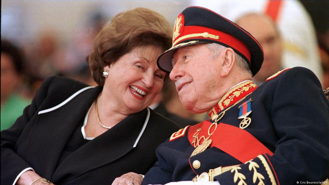 Pinochet, fardado, conversa com sua mulher