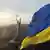 Флаг Украины и статуя "Родина-мать" на Печерских холмах в Киеве
