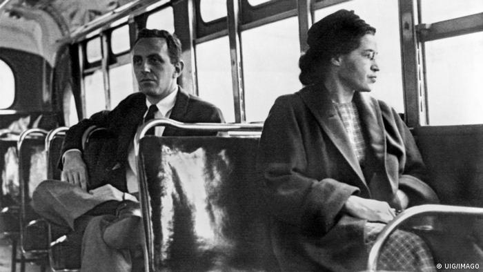 USA Montgomery | Rosa Parks vorne im Bus (etwa 1956)