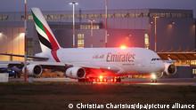 16.12.2021, Ein Airbus A380 der arabischen Fluggesellschaft Emirates rollt zur Start-und Landebahn des Airbuswerks in Finkenwerder. 16 Jahre nach dem Erstflug des weltgrößten Passagierjets lieferte Airbus am Donnerstag den letzten A380 an die arabische Airline Emirates aus. +++ dpa-Bildfunk +++ 