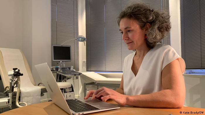 جانا ميفرت هي أخصائية أمراض النساء تعمل في منظمة تدافع عن حق النساء في الاختيار في ألمانيا (11/2021)