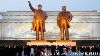 Los norcoreanos visitan las estatuas de bronce de sus difuntos líderes Kim Il-sung, a la izquierda, y Kim Jong-il en Pyongyang, con motivo del décimo aniversario del fallecimiento de Kim Jong-il.